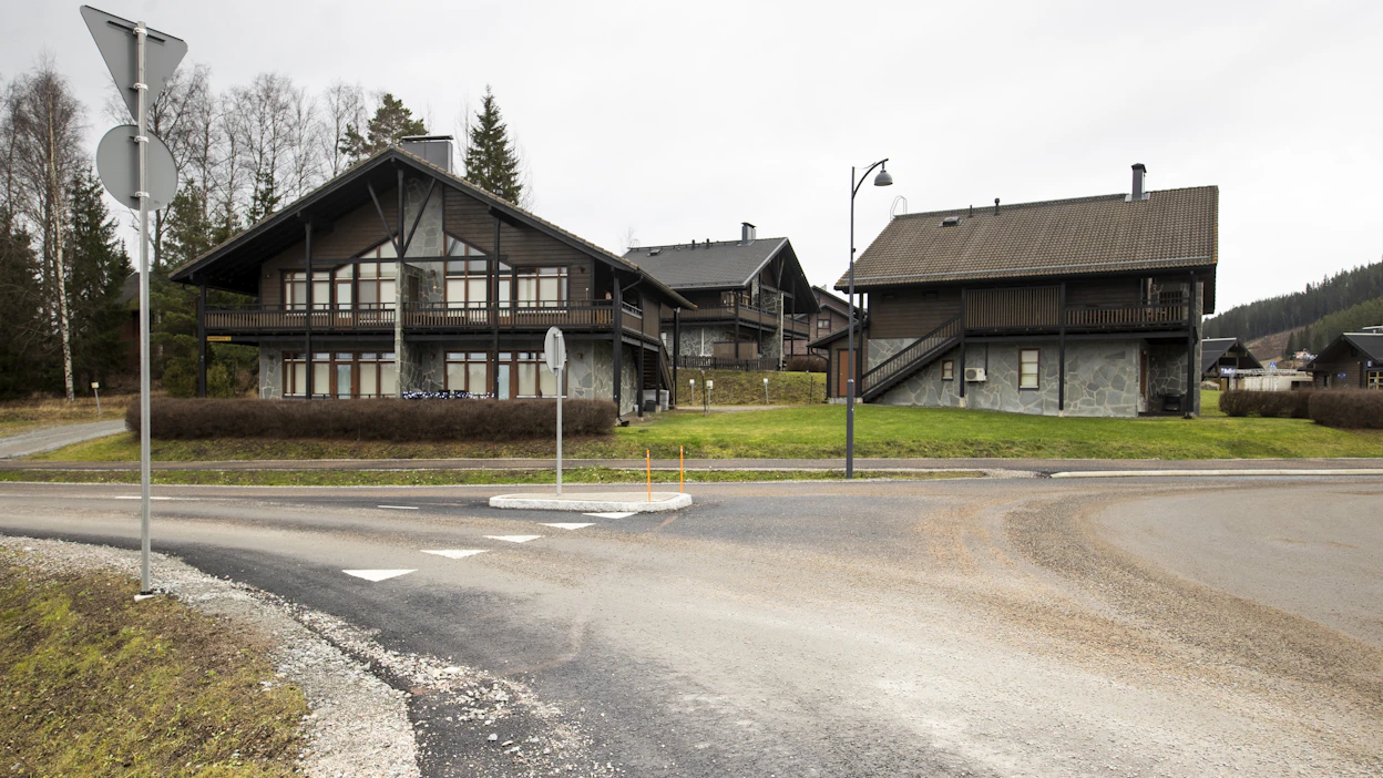 Himoksella karannut koira on löytynyt elossa ja kunnossa. Kuva Himoksen lomamökeistä joulukuulta 2025.