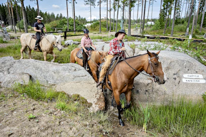 Ratsukot kahlaavat rutiinilla läpi trail-radalla sijaitsevasta kanjonin kapeikosta. Edessä Terhi Lehtinen quarter-tamma Lolalla, perässä Nelli Turakainen suomentamma Lyytillä ja viimeisenä Tero Ketola torinhevosruuna Lennulla.