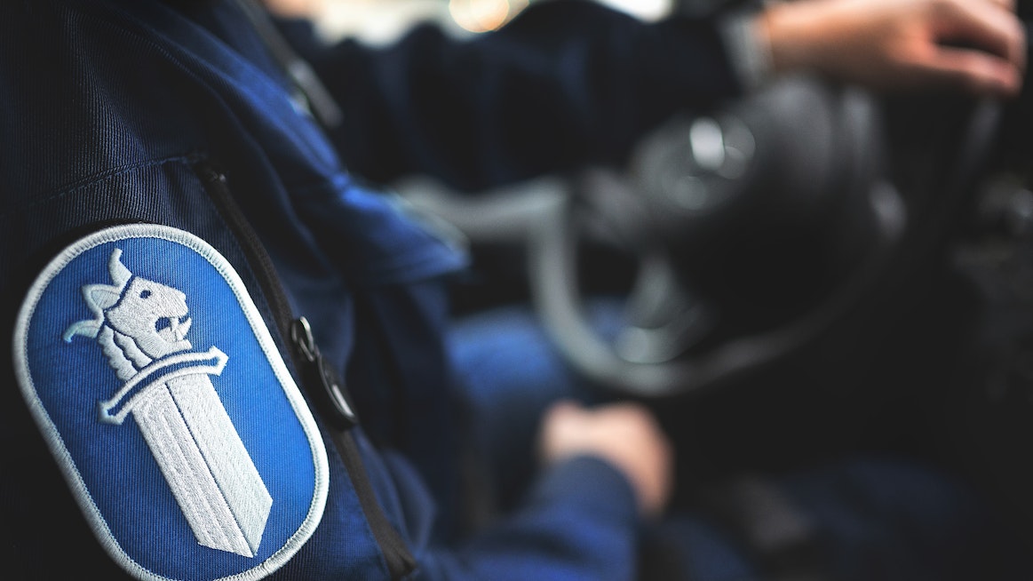 Rattijuoppo karautti valtatiellä suoraan poliisiauton perään kiinni. Kuvituskuva.