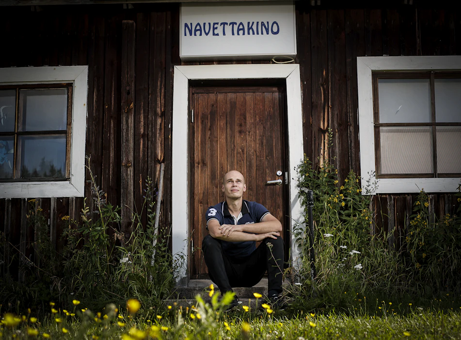 On yli 20 vuotta, kun Matti Kakko perusti kavereidensa kanssa navettaan elokuvateatterin.