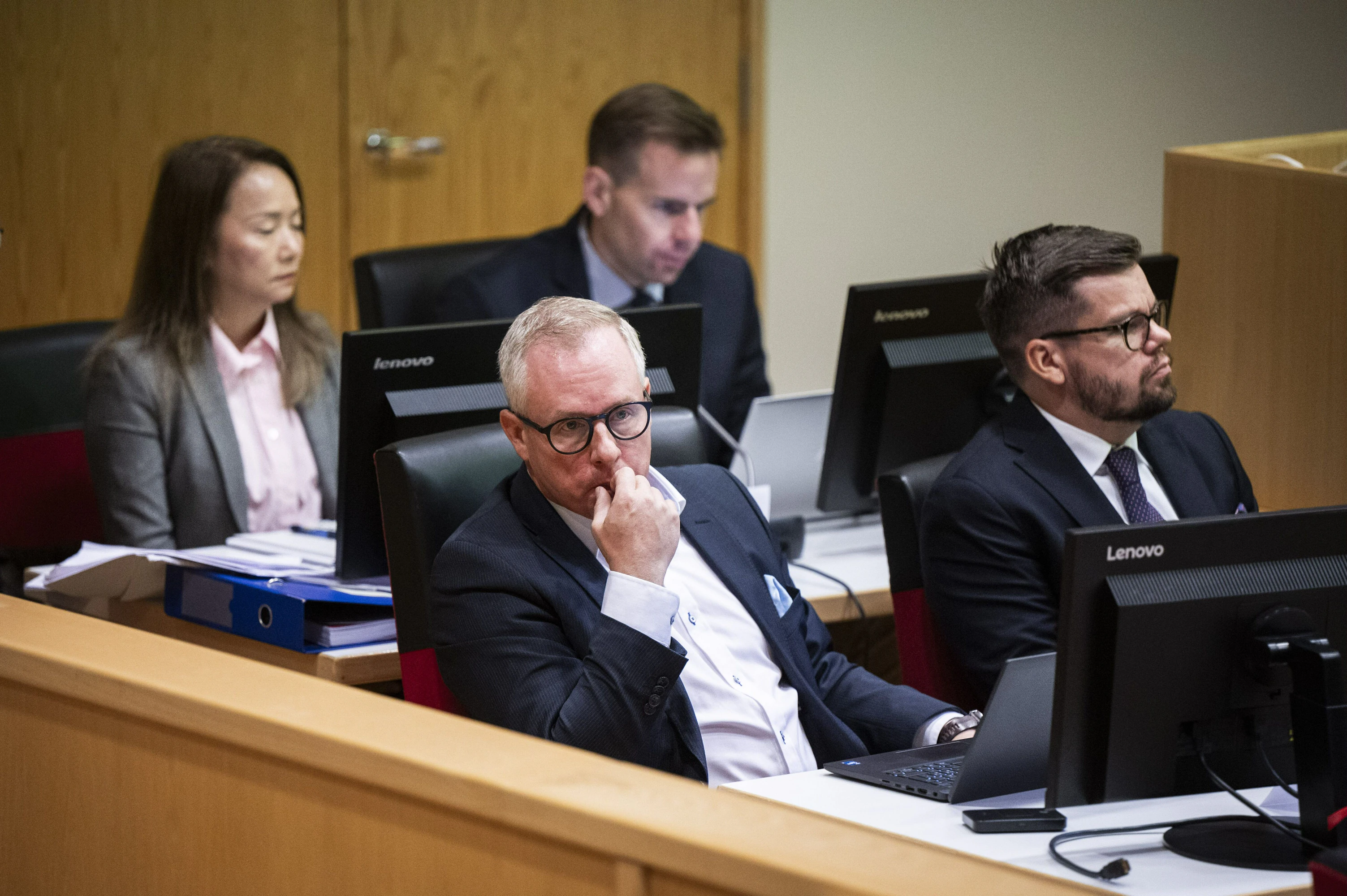 Marjayhtiö Kiantaman ihmiskauppaepäilyä käsiteltiin Lapin käräjäoikeudessa 3. syyskuuta 2024. Syytettyinä olivat yhtiön toimitusjohtaja Vernu Vasunta (edessä vas.) ja thaimaalainen Kalyakorn Phongphit (takana vas.).