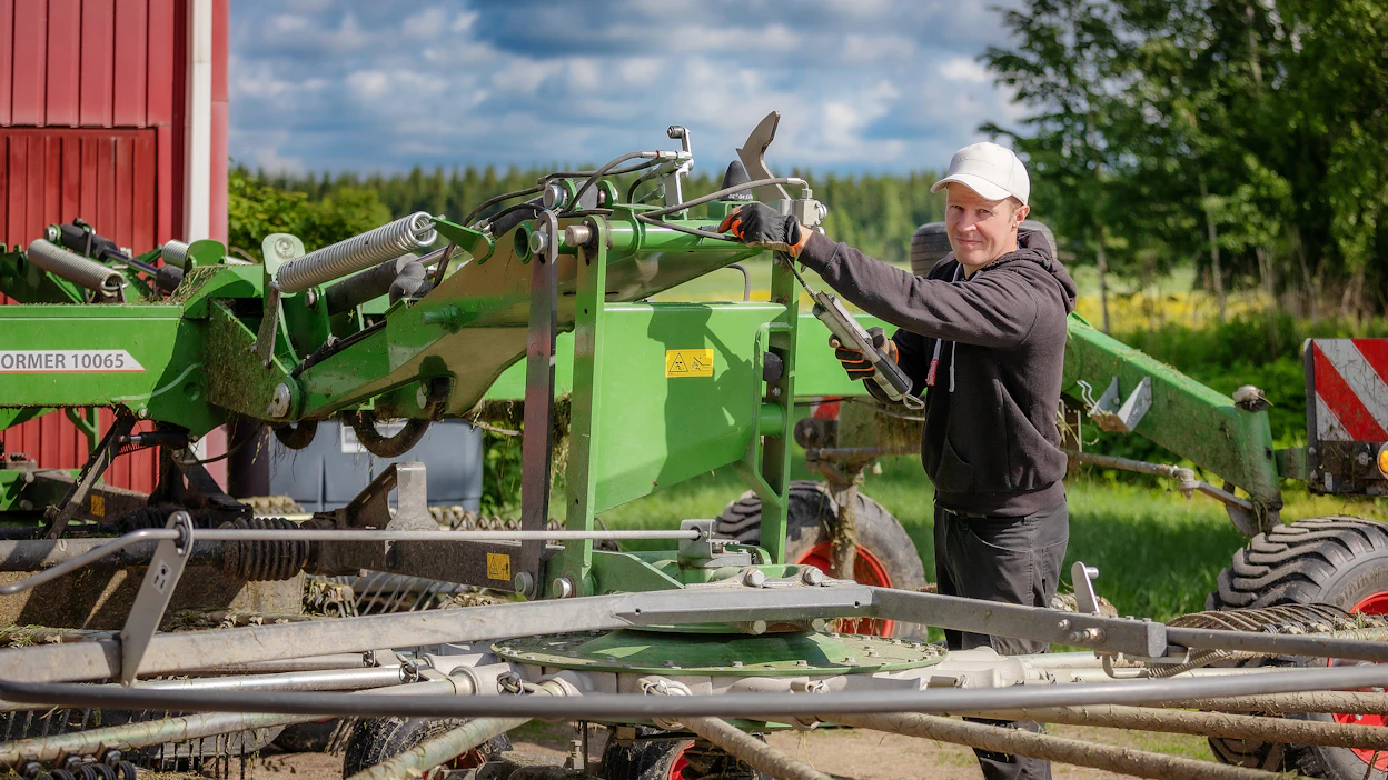 Liperiläinen koneurakoitsija Heikki Laukkanen teki tiistaina vielä viimeisiä huoltoja karhottimeen. Maakunnassa ensimmäisen säilörehusadon korjuu on pian täydessä vauhdissa.