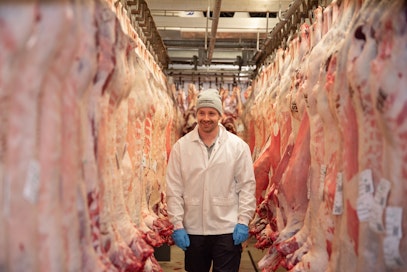 Teurastamoyrittäjä Henri Vainio uskoo, että Elvi-merkin saaminen käyttöön kuluttajapakkauksissa toisi kilpailuetua. 