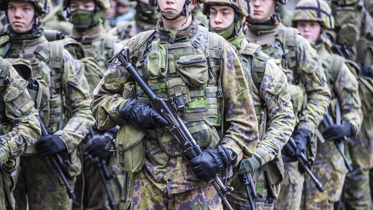 Suomi on säilyttänyt asevelvollisuusarmeijan. Kuvassa reserviupseerikoulun upseerioppilaita vuonna 2023.