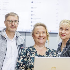 Pentti Korkiatupa, Marika Hiltunen ja Susanna Hämäläinen pitävät asiakaskontakteja tärkeinä sekä palvelun että tuotekehityksen kannalta. 