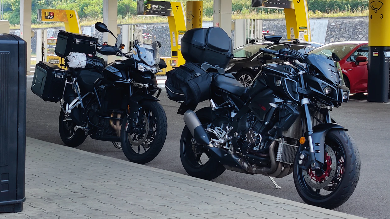 Adventure- ja nakumalliset pyörät ovat kysyttyjä. Kuvassa Triumph Tiger 900 GT Low ja Yamaha MT-10.