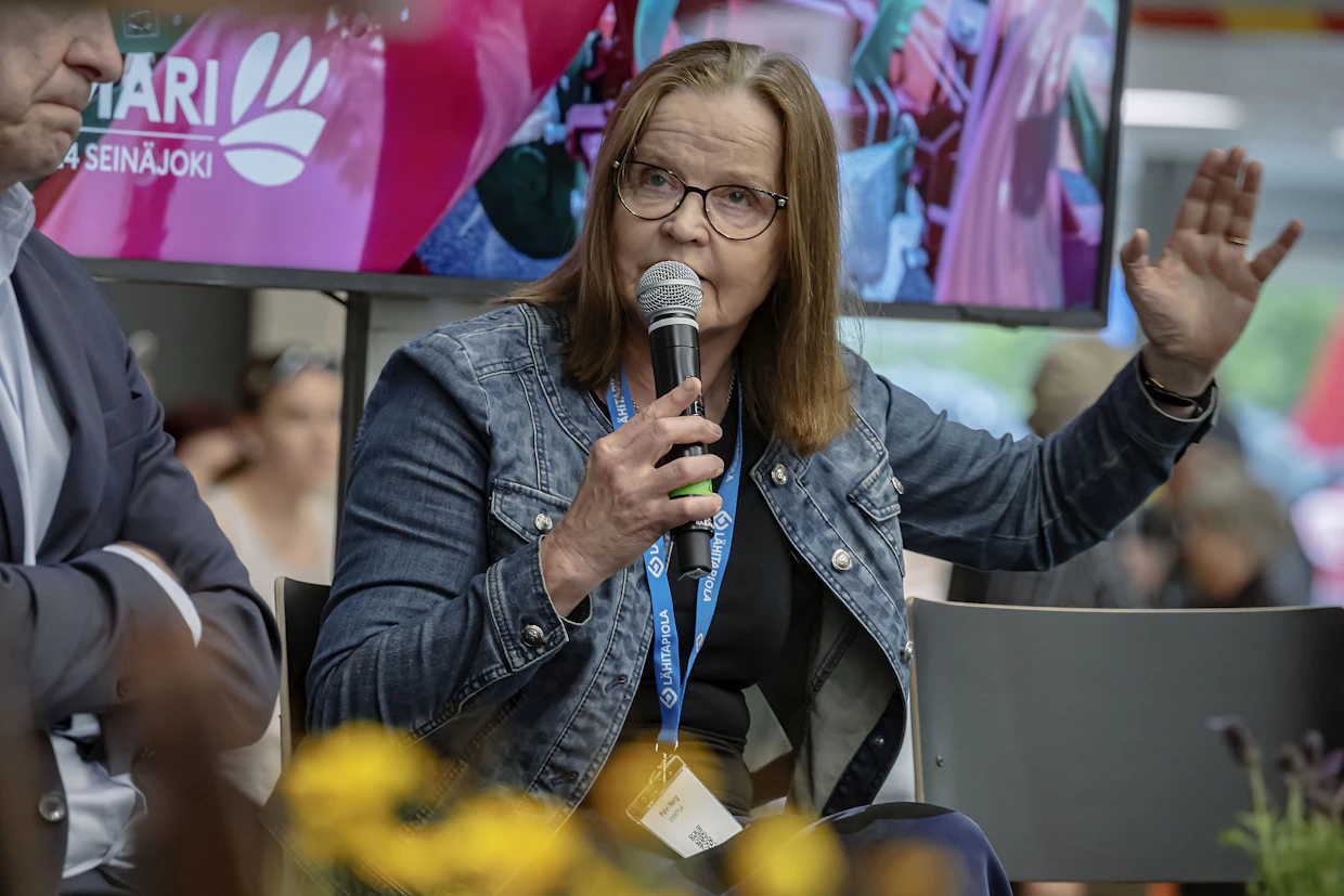 Valtiosihteeri Päivi Nerg sanoo, että maa- ja elintarviketaloudesta ja ruokaketjun kehittämisestä ei leikata. Nerg kuvattiin Farmari 2024 -paneelissa.