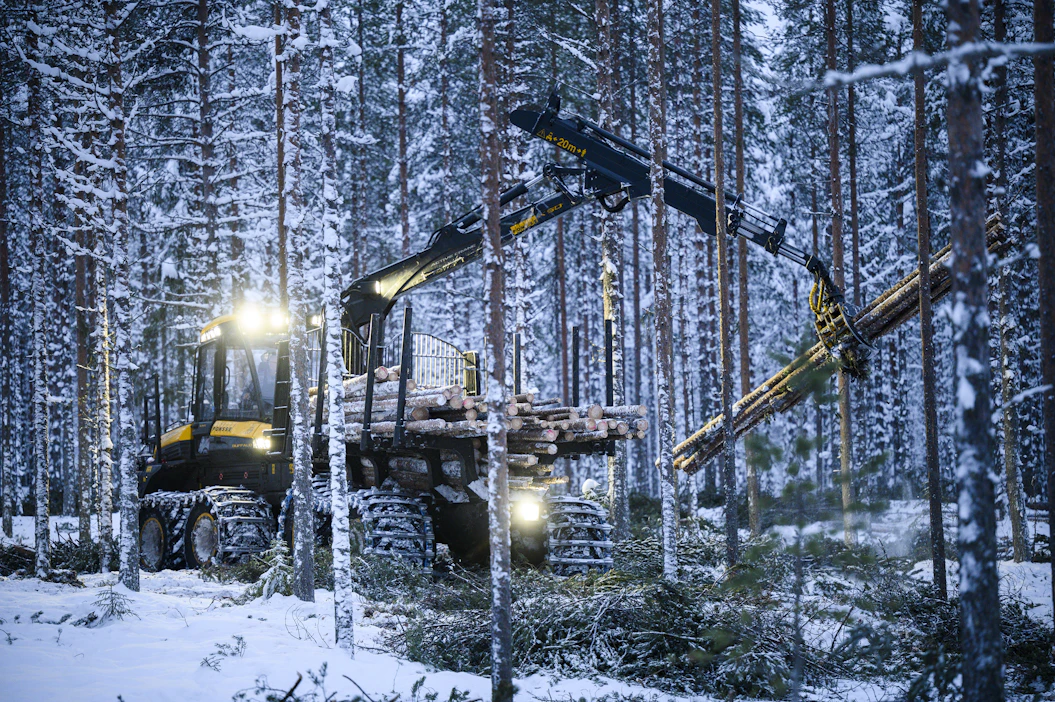 Ajourien painumisongelmaa on saatu korjattua telaleveyttä kasvattamalla, mutta sen arvellaan johtaneen korjuujälkeä heikentäviin ylileveisiin ajouriin.