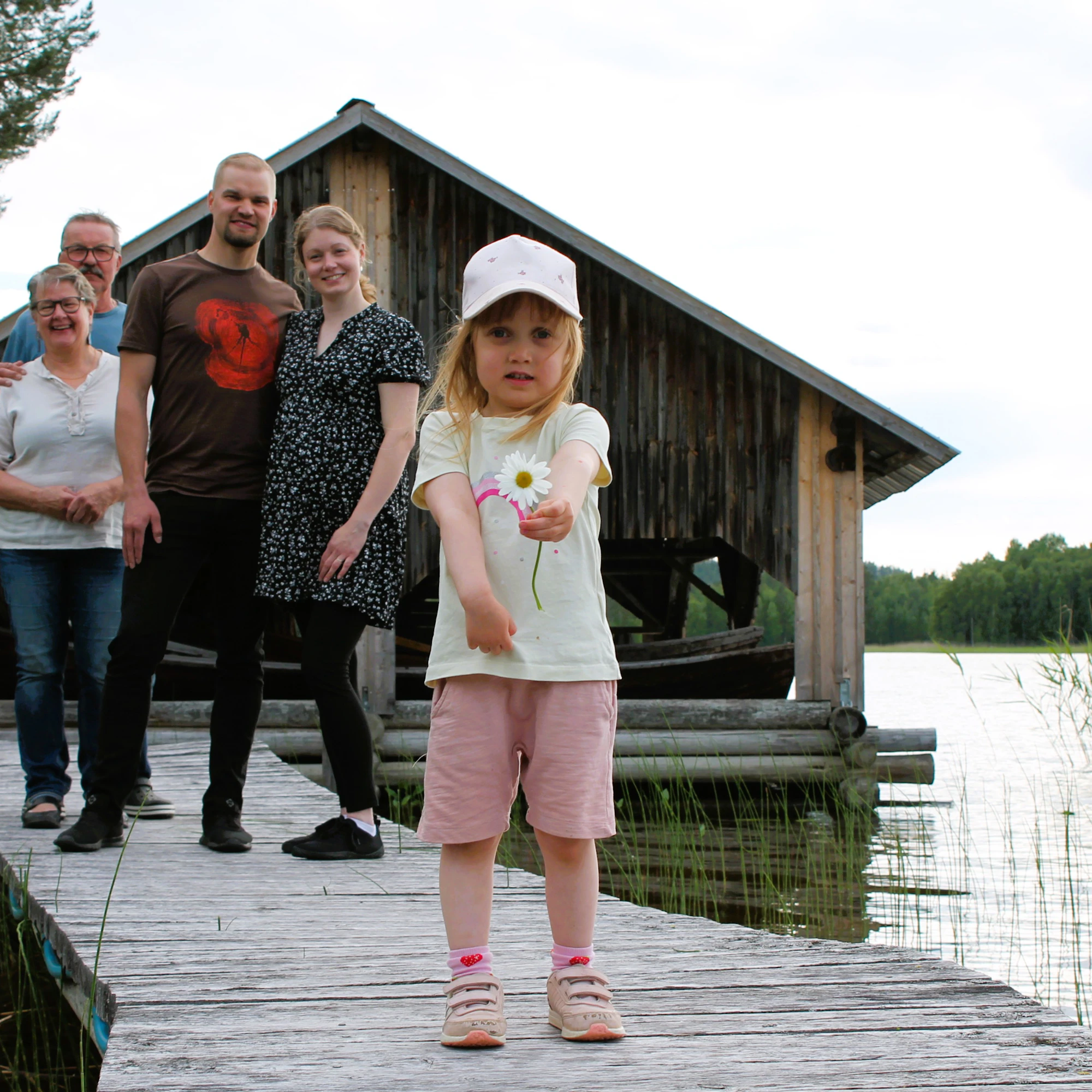 ”Meille ovat tervetulleita niin aikuiset kuin lapsetkin”, Ranta-Keurulan tilan väki toteaa. Matkailumaatilalla asiat hoituvat yhteistyöllä. Kuvassa takana vas. Mirja ja Esko Riipinen sekä Pekka Riipinen ja Elina Järveläinen. Etualalla Elinan neljävuotias Siiri.