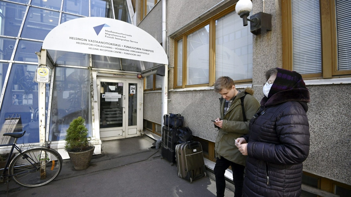 Kolmatta päivää Suomessa olevia ukrainalaisia pakolaisia Helsingin vastaanottokeskuksen edessä. LEHTIKUVA / MARKKU ULANDER.