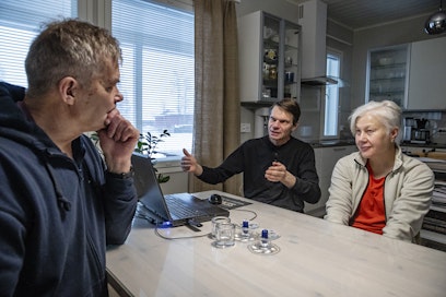 Jelppi-ryhmä auttoi tulipalossa vaurioituneen konesuojan raivaamisessa Marjatta Alaraappanan ja Olli Lehtikankaan maitotilalla. Kuvassa sinisessä hupparissa jelppiläinen Urpo Heikkinen. Kuva vuodelta 2025.