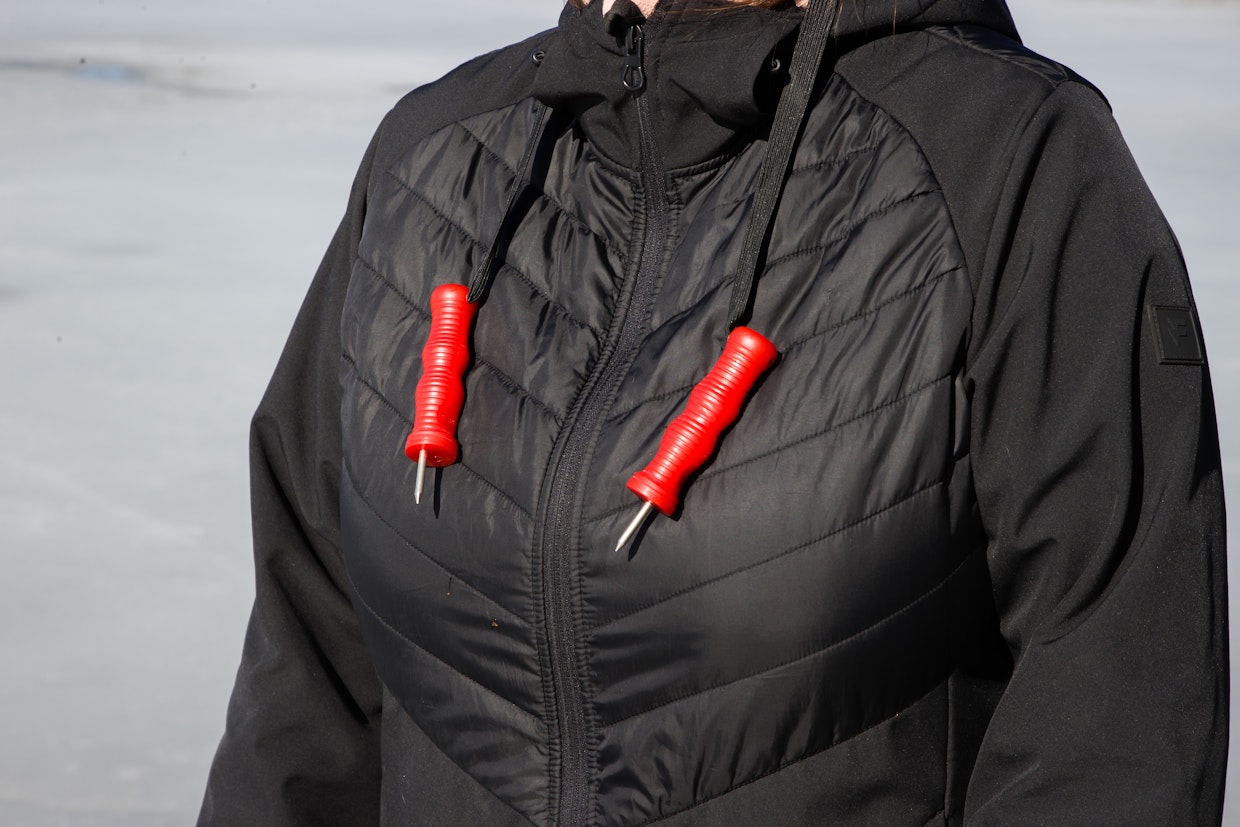 Kaulassa roikkuvat jäänaskalit ovat jokaisen jäällä liikkujan vähimmäisvarustus.