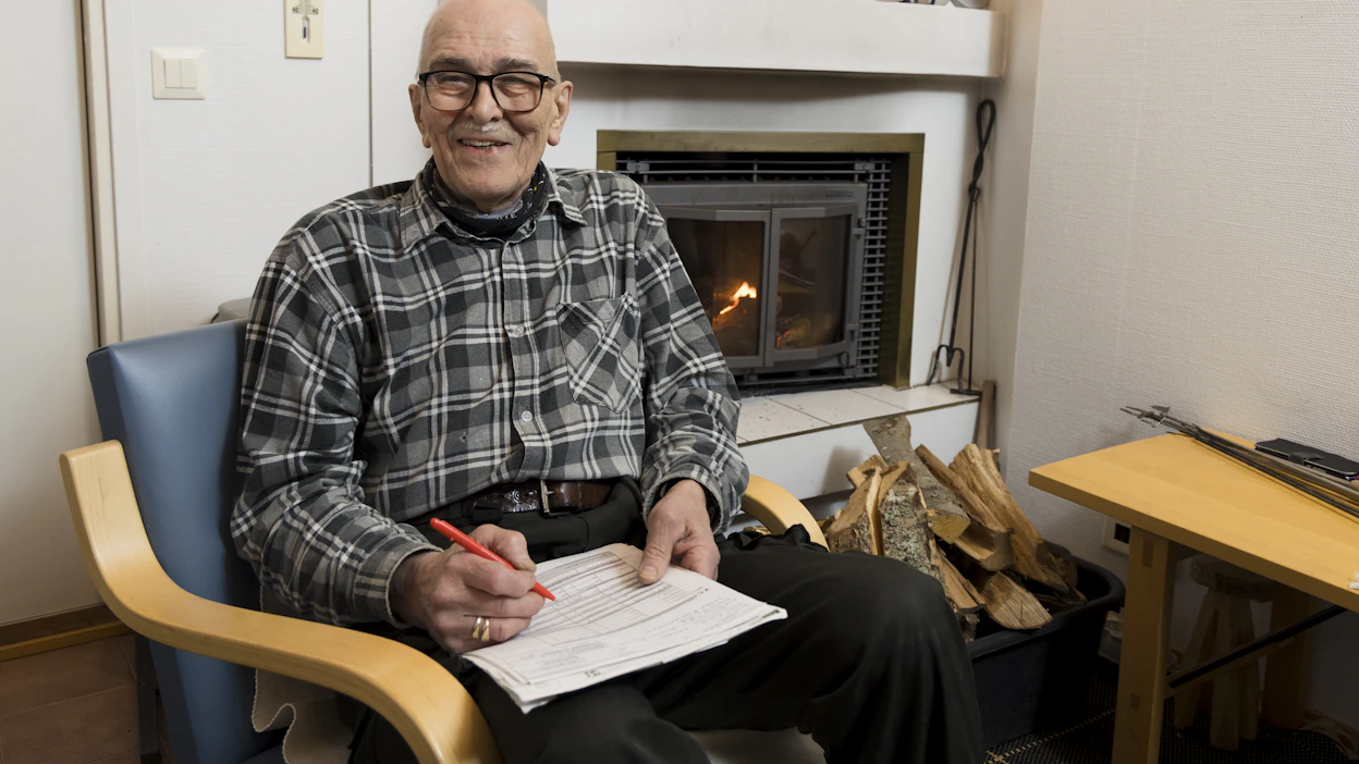 Alkuvuoden töihin kuuluu veroilmoituksen täyttäminen. Tapani Miettinen ilmoittaa veronsa paperilomakkeella.