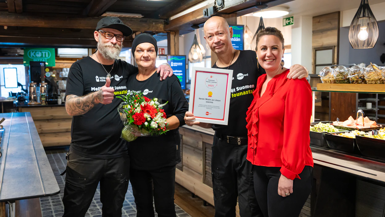 Edenredin työelämäasiantuntija Laura Lahtinen (oik.) luovutti palkinnon Neste Matin ja Liisan Aseman yrittäjille, Timo Majalalle (vas.) ja Jouni Majalalle sekä Aseman työntekijä Raija Kämäräiselle.