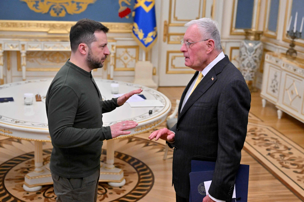 Ukrainan presidentti Volodymyr Zelenskyi (vas.) tapasi Yhdysvaltain Ukraina-erityislähettiläs Keith Kelloggin torstaina Kiovassa. LEHTIKUVA/AFP.