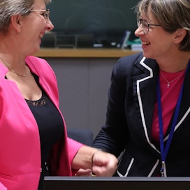 Slovenian ja Suomen maatalousministerit Irena Šinko (vas.) ja Sari Essayah keskustelivat Brysselin ministerikokouksessa, jossa ukrainalaisen viljan aiheuttama markkinahäiriö oli yksi keskeisistä teemoista.