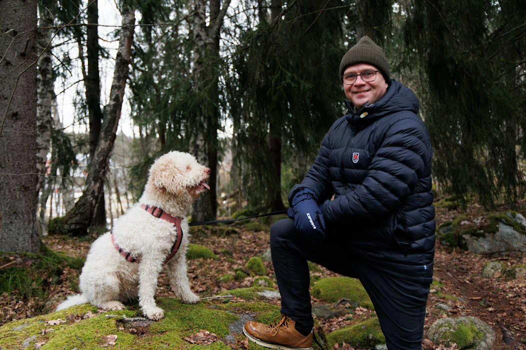Vapaa-aikanaan Petteri Orpo suuntaa mielellään lenkille luontoon koiriensa Taavin ja Pessin kanssa kotimaisemissaan Turussa. Tällä kertaa mukana Taavi.