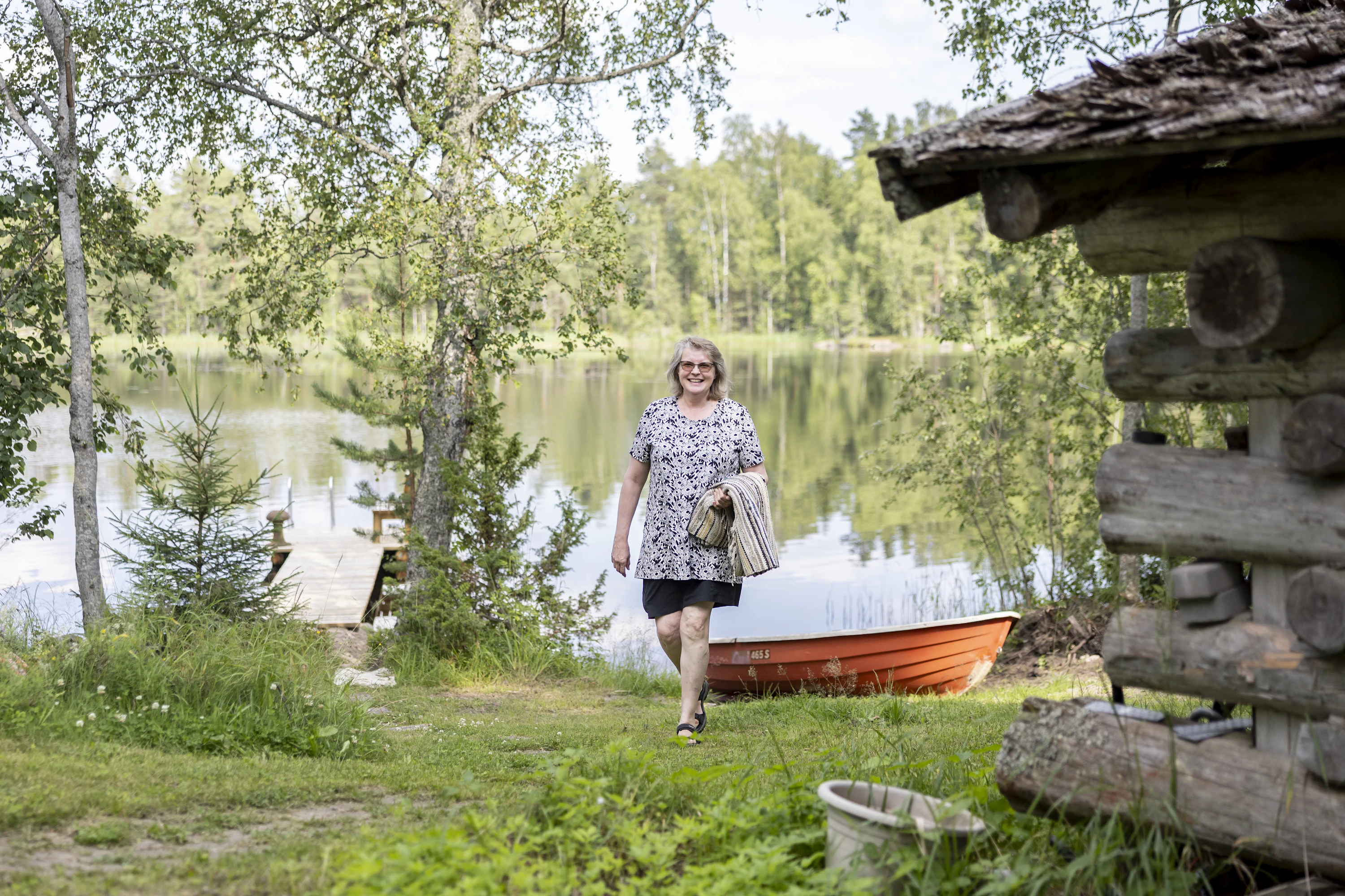 Minna Sarvijärvi kotitilan rantasaunalla. Kaikki mökit olivat varattuna, eikä vieraita viitsitty häiritä.