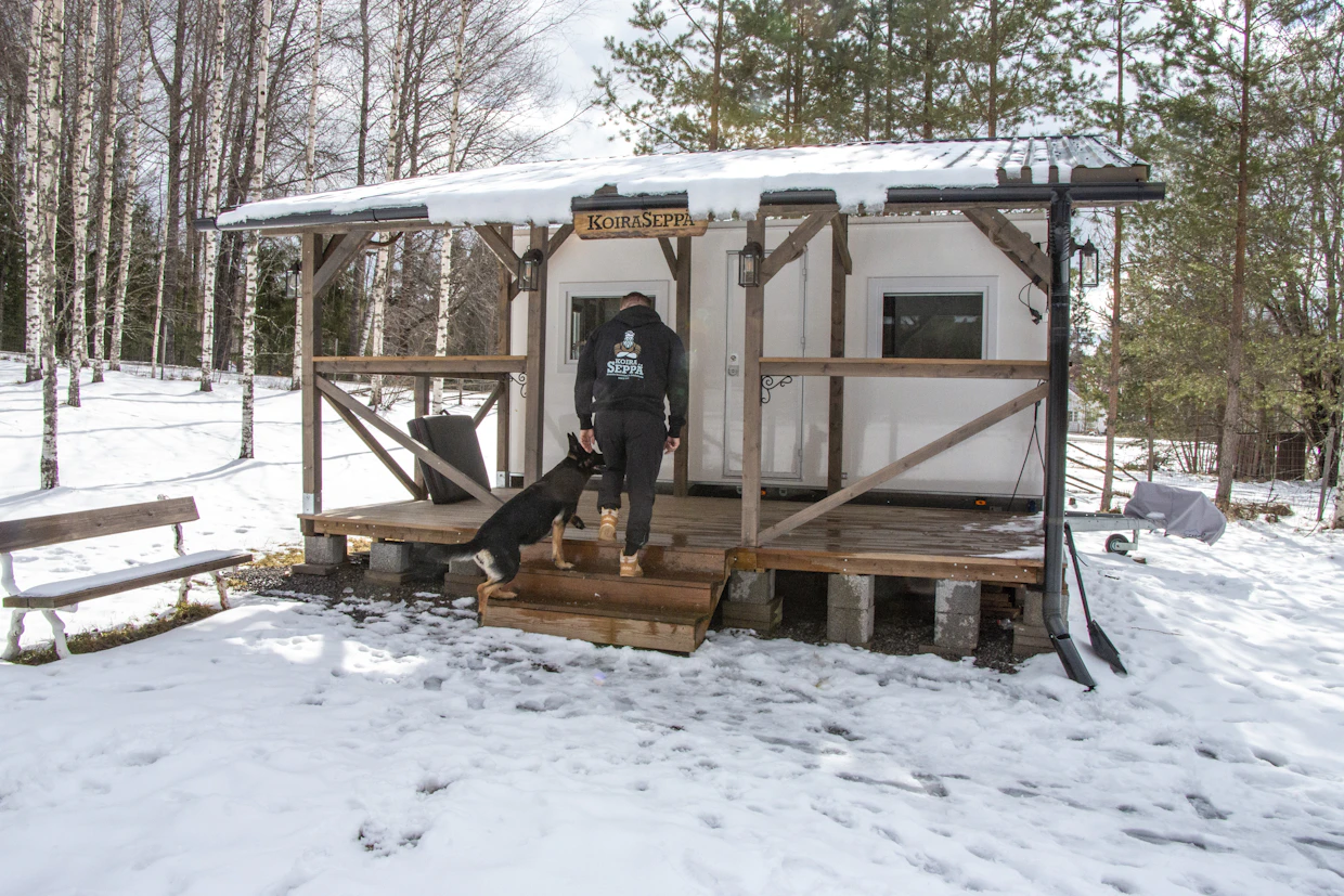 Koirasepän paja on eristetty taukovaunu. Siinä pärjää hyvin ympäri vuoden. Vain kovimmilla pakkasilla sinne tuodaan lisälämmitin. "Haaveeni on jossain vaiheessa rakentaa tai vuokrata työtila, johon voisi saman katon alle yhdistää asioita. Vielä se ei ole rahallisesti mahdollista."