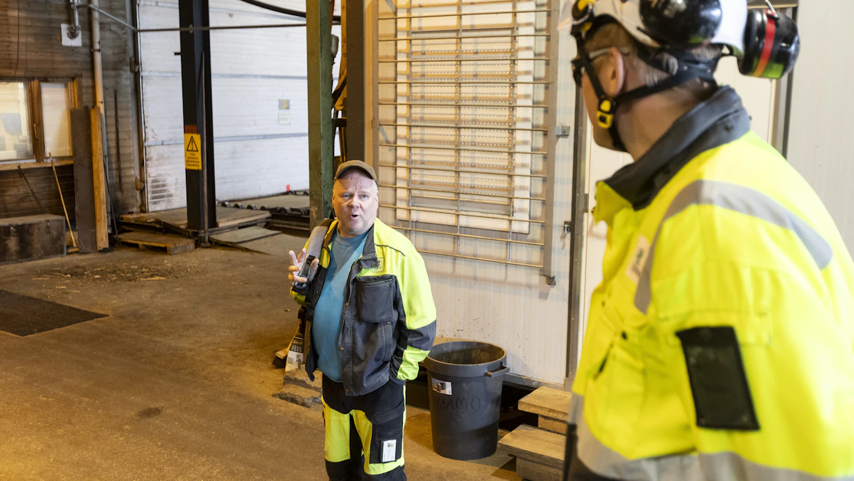 Kasvollinen omistaja on mieleen. Kyösti Kemppainen (vas.) aloitti Korkeakosken sahalla vuonna 1987, kun saha oli Kopran suvun omistuksessa. Sahajohtaja Janne Klaavuniemellä on takana sahauraa noin 2,5 vuotta.