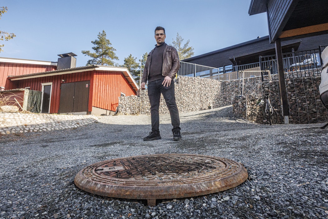 Maan alle on kaivettu hulevesien viivytyssäiliö. Sen on määrä viivyttää vesien välittymistä kaupungin verkkoon kovalla sateella, kertoo Pekka Tuuri.