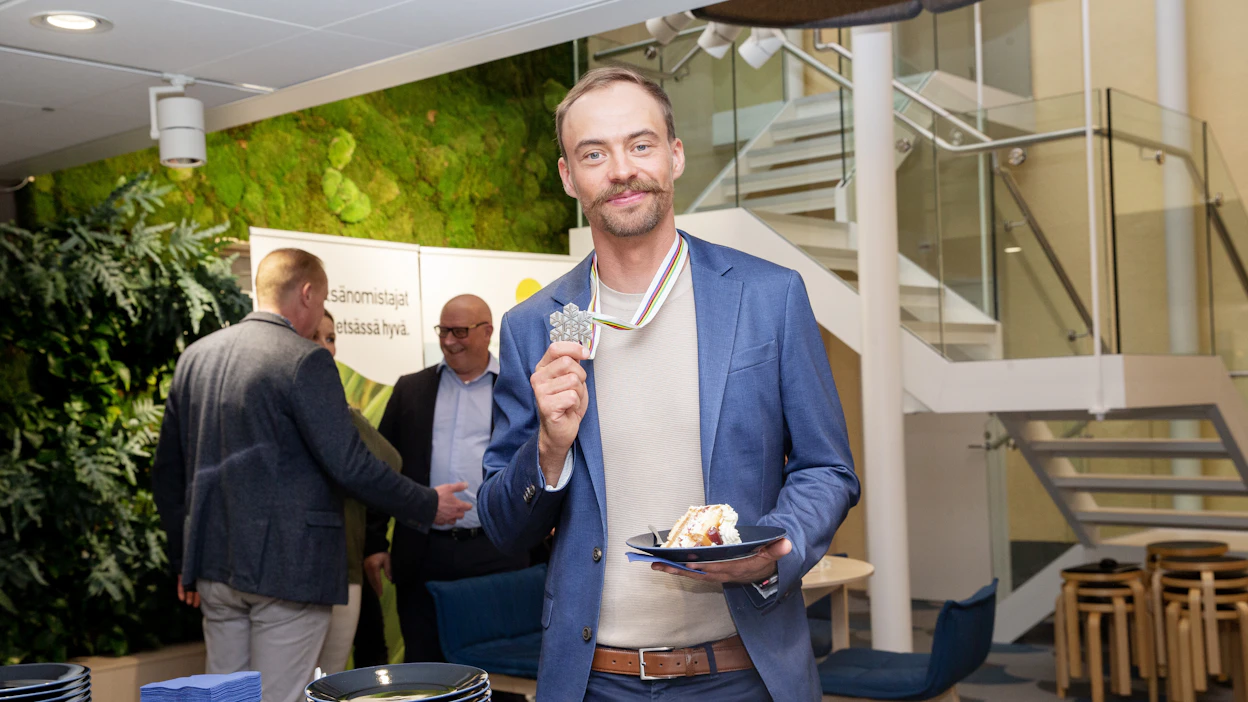 Perttu Hyvärinen piipahti tiistaina esittelemässä Planican MM-kisojen viestihopeaa Helsingissä ja kertoi samalla, että ura jatkuu tästedes vuosi kerrallaan, mutta tavoitteita ja unelmia riittää yhä.