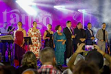 Finalistit Satumaa-lavalla Seinäjoella torstaina. Kuvassa Jonna Pirttijoki (vas.), Tytti Pihlajamäki, Sussu Hakko, tuore tangokuningatar Hanna Hirvonen, Kyösti Lindeman, Antti Railio, Markku Uhlbäck ja tangokuningas Veeti Tikkanen. LEHTIKUVA / TIMO AALTO.