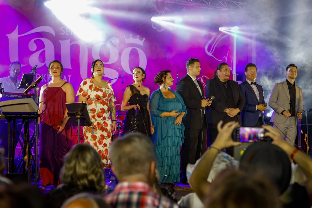 Finalistit Satumaa-lavalla Seinäjoella torstaina. Kuvassa Jonna Pirttijoki (vas.), Tytti Pihlajamäki, Sussu Hakko, tuore tangokuningatar Hanna Hirvonen, Kyösti Lindeman, Antti Railio, Markku Uhlbäck ja tangokuningas Veeti Tikkanen. LEHTIKUVA / TIMO AALTO.