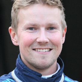 Niko Huuskola toivoo saavansa mahdollisuuden ajaa kilpaa enemmänkin Ruotsissa. Viime kaudella Suomessa nuori ohjastaja ajoi 108 starttia, joista hän voitti seitsemän.