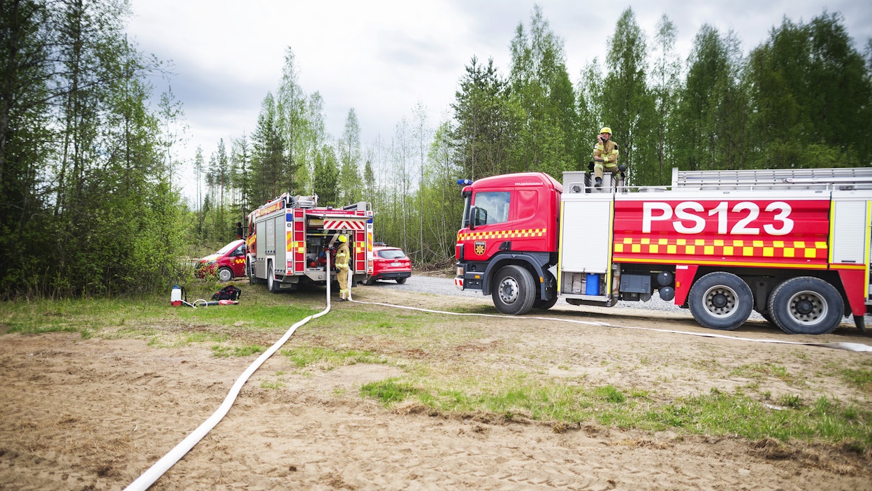 Oheinen kuva on otettu paloharjoituksessa eikä liity Vihdin tulipaloon.