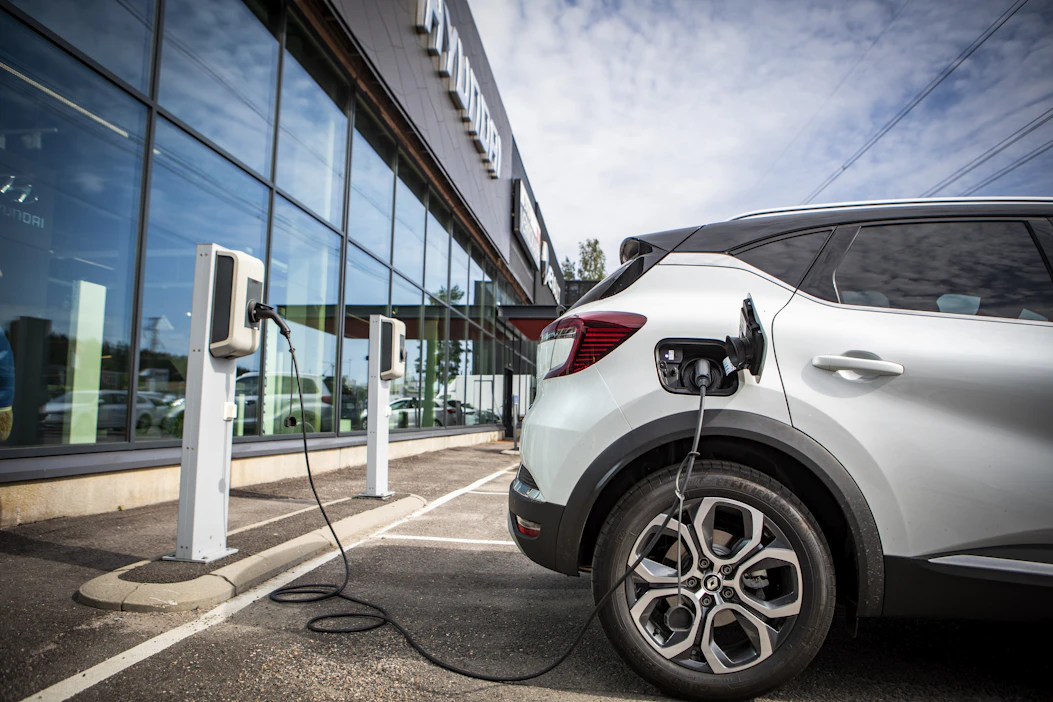 Yhdysvalloissa hyväksytyssä tukipaketissa sähköautojen ostajat saavat 7 500 dollarin veronalennuksen – kunhan auto on amerikkalaista alkuperää.