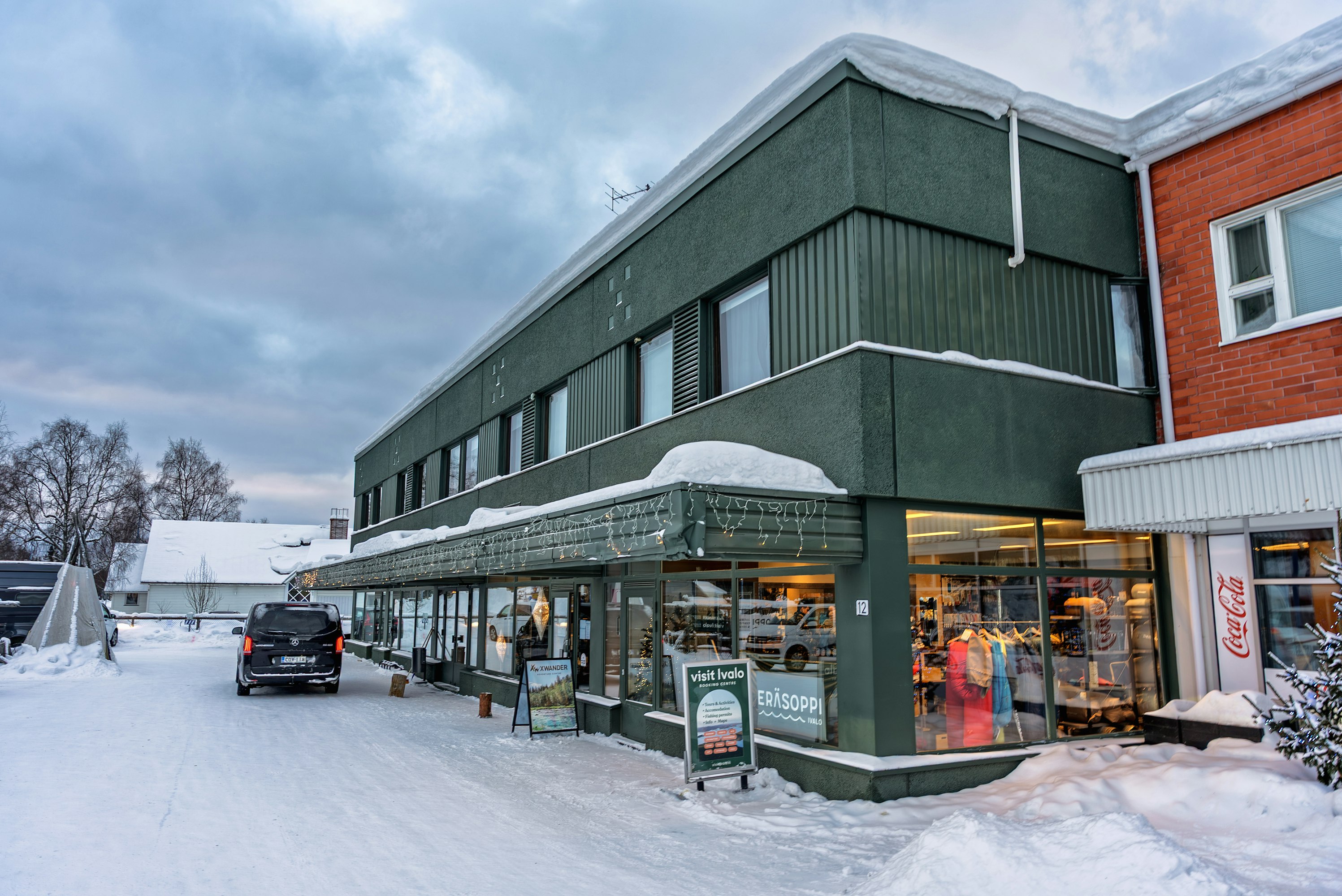 Xwanderilla on toimisto ja retkeilytarvikeliike Ivalon keskustassa. Rakennuksen yläkerrassa on seitsemän asuntoa, joita yritys vuokraa työntekijöilleen ja tuotantoväelle.