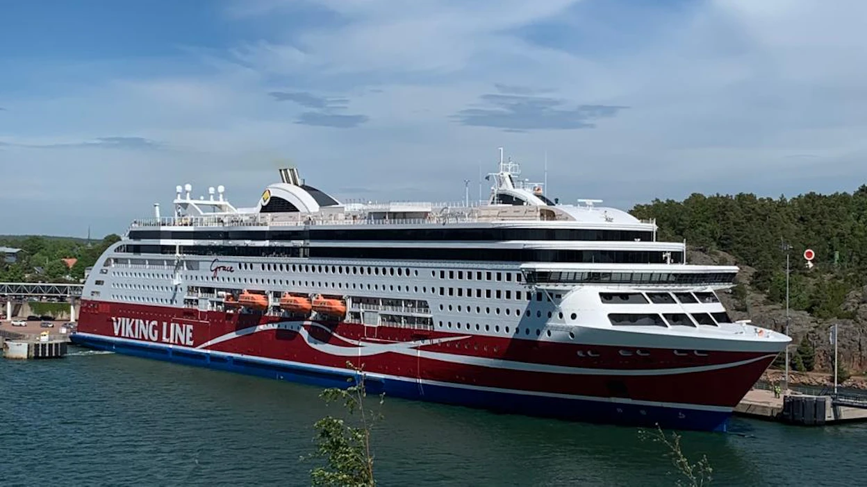 Vuonna 2012 valmistunut Viking Grace oli kokoluokassaan ensimmäinen alus, joka pystyy käyttämään polttoaineena nesteytettyä maakaasua. Viking Line on testannut aluksessa myös biokaasua, jonka käyttöä rajoittavat toistaiseksi saatavuus ja hinta.