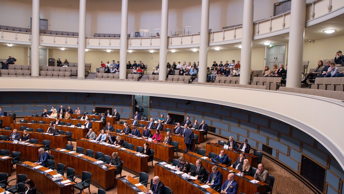 Suomen eduskunnassa on 200 kansanedustajaa, joiden kausi kestää normaalisti neljä vuotta.