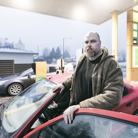 Juha Alinen seuraa bensan hintaa ja tankkaa siellä, missä on halvinta. 