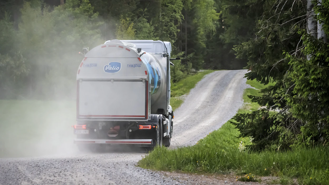 Investoinneilla tieverkon kunnossapitoon turvataan ruokahuollon lisäksi bioenergian ja teollisuuden raaka-aineiden saatavuus, kirjoittaa Max Schulman.