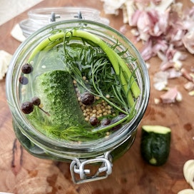 Kesällä somehitiksi noussut suolakurkkulimonadi on suolakurkkulientä ja sitruunaa sisältävä virvoitusjuoma.