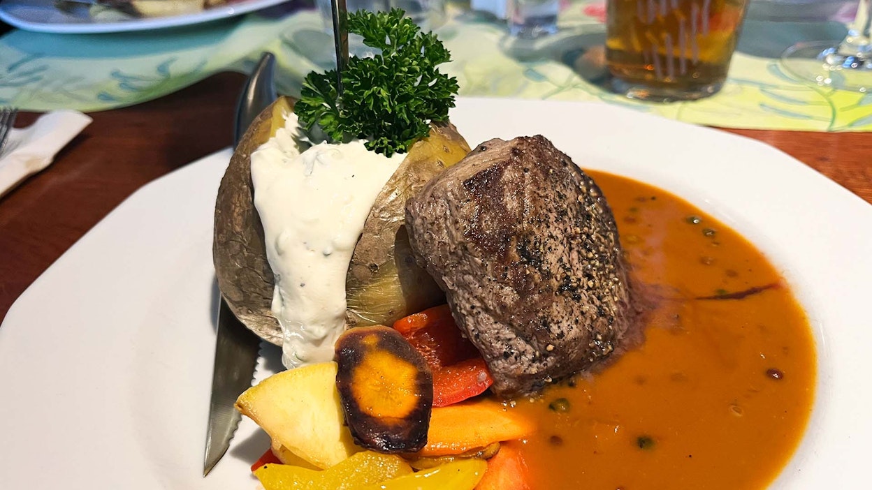 Pippuripihvin ja uuniperunan kastikkeet olivat kohdillaan.