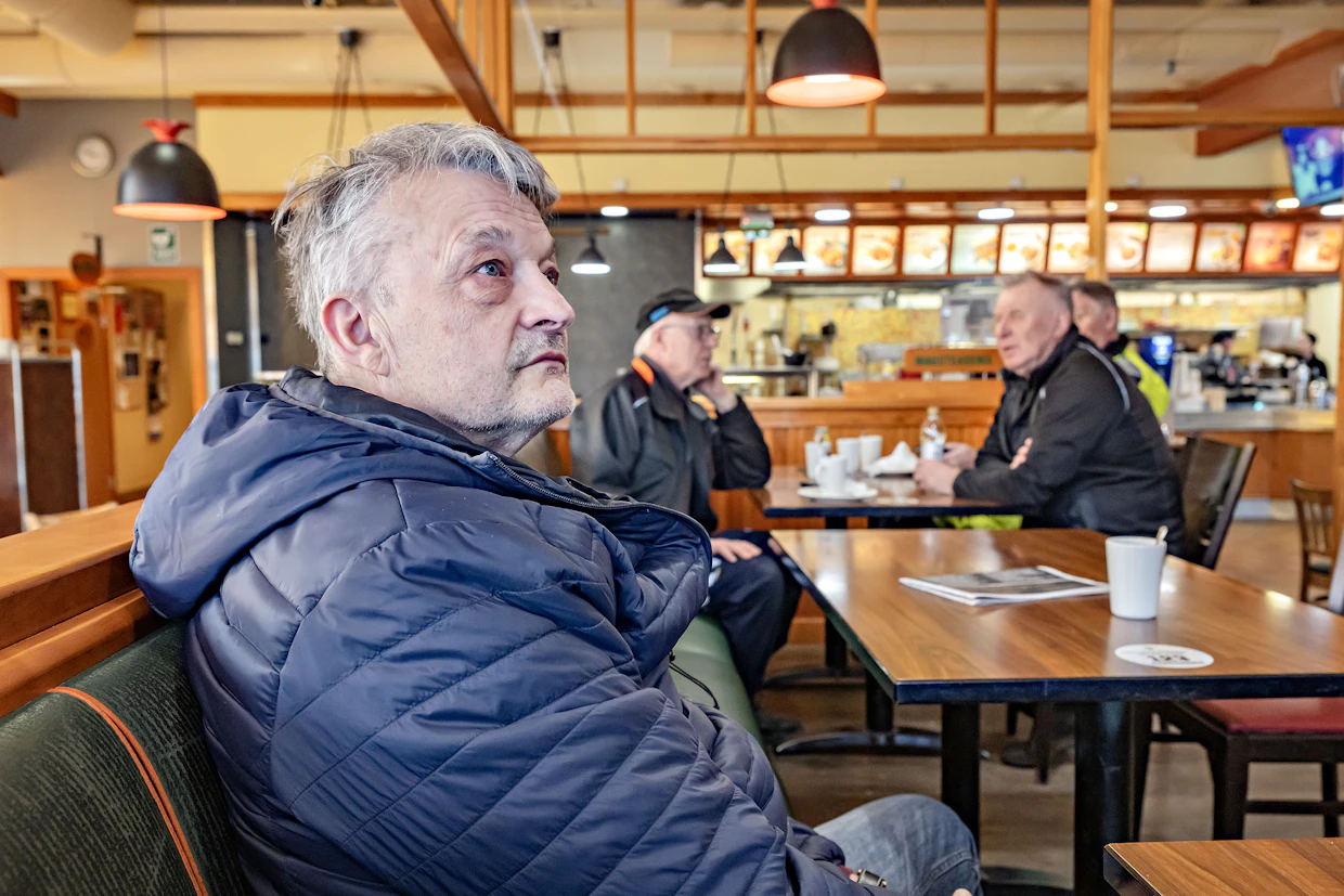 Jukka Peltonen on harmissaan, että kylältä katoaa tärkeä kohtaamispaikka ja keskusta hiljenee.