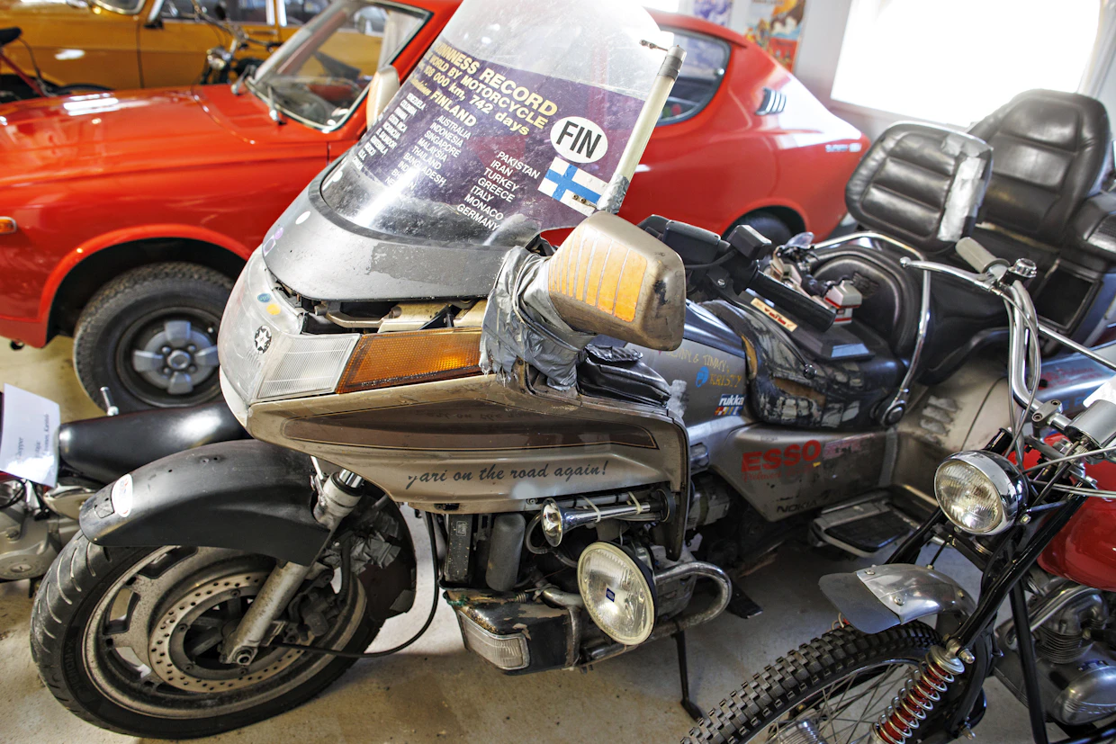 Jari Saarelainen teki tällä Honda Gold Wingilla 108 000 kilometriä pitkän ja 43 valtiota käsittäneen maailmanympärysmatkan. Pyörää jouduttiin korjaamaan reissun aikana myös ilmastointiteipillä.
