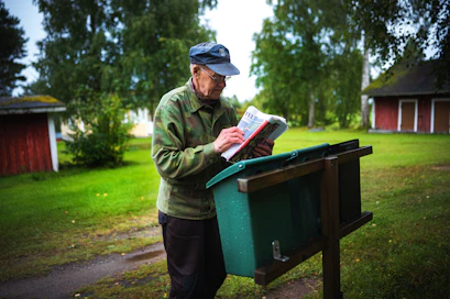 Valtaosa suomalaisista pitää vapaan median tuottamaa luotettavaa tietoa tärkeänä tai erittäin tärkeänä henkiselle huoltovarmuudelle poikkeusoloissa. Kuvassa esiintyvä henkilö ei liity juttuun.