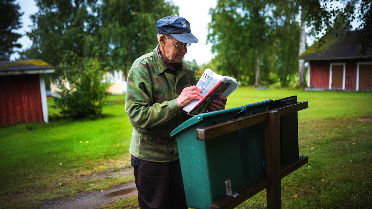 Valtaosa suomalaisista pitää vapaan median tuottamaa luotettavaa tietoa tärkeänä tai erittäin tärkeänä henkiselle huoltovarmuudelle poikkeusoloissa. Kuvassa esiintyvä henkilö ei liity juttuun.