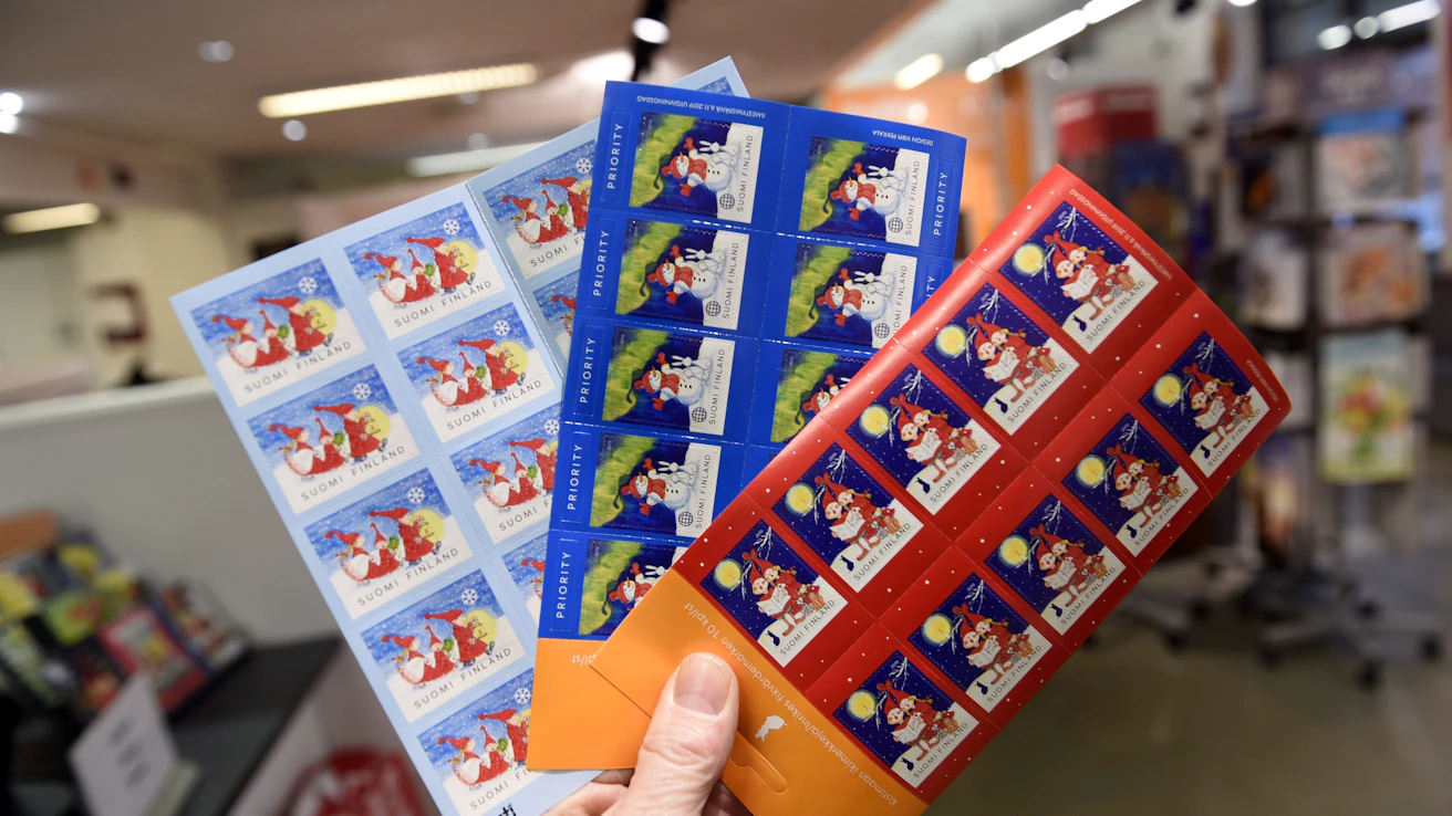 Postin mukaan hintojen noston taustalla on yksikkökustannusten nousu, kun kirjeitä ja kortteja lähetetään koko ajan vähemmän. MARTTI KAINULAINEN / LEHTIKUVA.