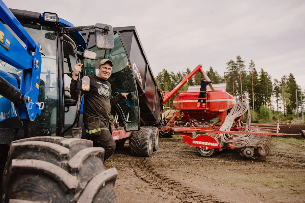 Kurikkalainen Tuomo Mäkinen kertoo kylvötöiden etenevän nyt vauhdilla. Miikka Niemelä urakoi härkäpapua peltoon.