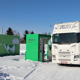 Suomessa raskaimpia nesteytetyllä biokaasulla toimivia ajoneuvoyhdistelmiä käytetään muun muassa raakapuun kuljetuksissa ja maidonkeräilyssä. 