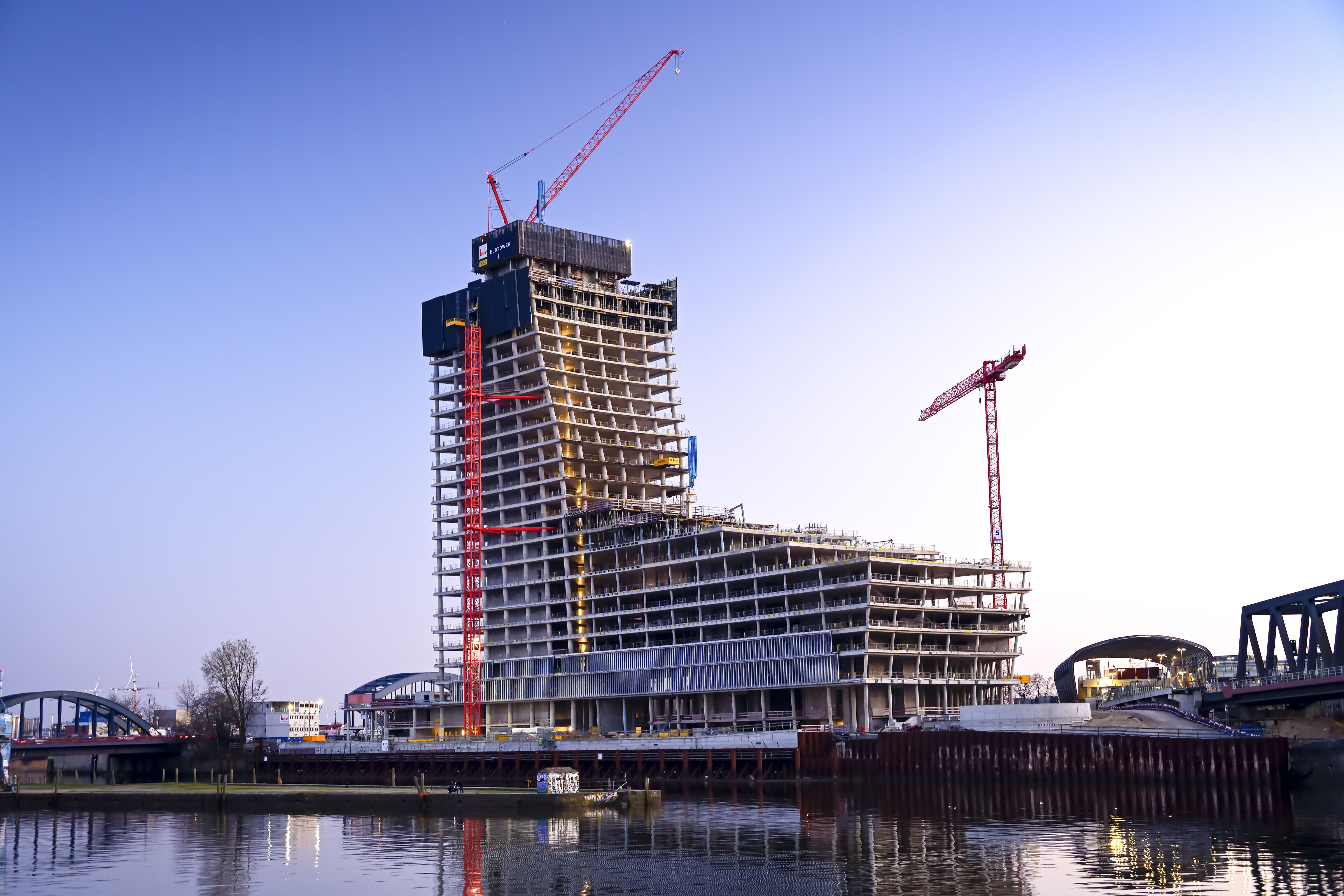 Rakennusala kasvaa tänä vuonna Keski-Euroopassa hyvää vauhtia.  Kuvassa Hampurin Hafencityyn rakennettava Elbtower.
