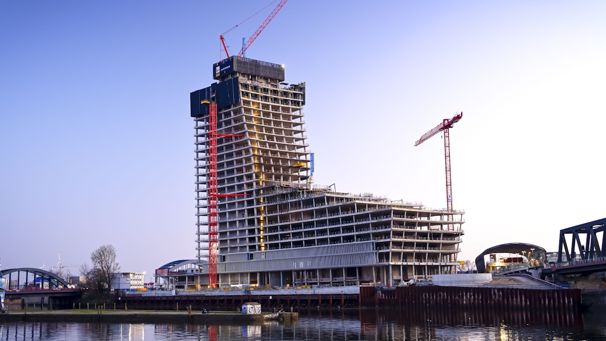 Rakennusala kasvaa tänä vuonna Keski-Euroopassa hyvää vauhtia. Kuvassa Hampurin Hafencityyn rakennettava Elbtower.