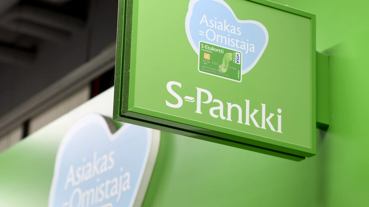 Poliisin mukaan esitutkinnan aikana on selvinnyt, että epäillyt tekivät S-pankin asiakkaiden tileiltä noin 70 oikeudetonta tilisiirtoa, joilla saivat haltuunsa arviolta 1,2 miljoonaa euroa. LEHTIKUVA / HEIKKI SAUKKOMAA .