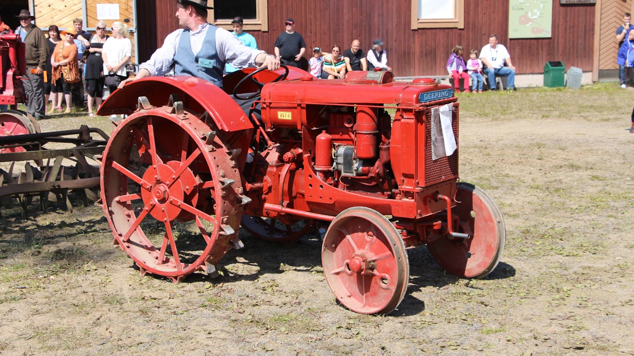 International Deering W-14 -traktoria valmistettiin vuosina 1938–39 Chicagossa, USAssa yhteensä 1 163 kpl. Aiempaa W-12-mallia tehtiin vuosina 1934–38 yhteensä 3 633 kp