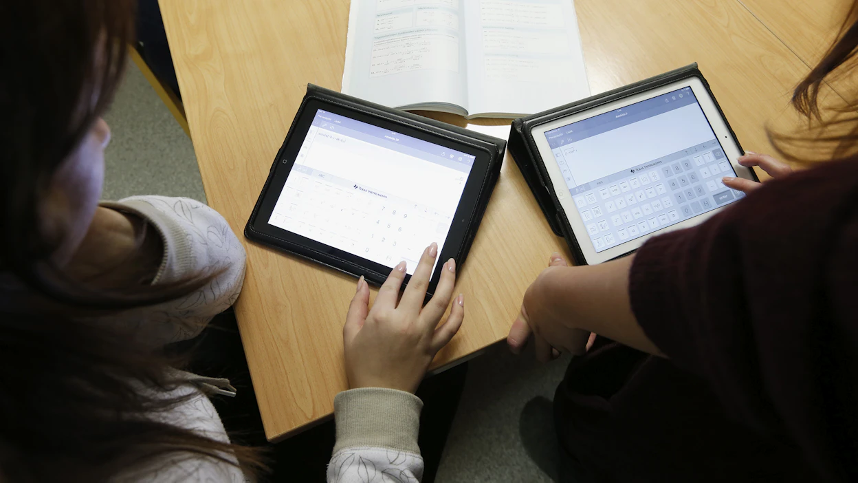 Hallituksen suunnittelemat leikkaukset iskevät erityisesti pieniin oppilaitoksiin ja siten vähentävät pienempien paikkakuntien asukkaiden mahdollisuuksia kouluttautua, kirjoittajat toteavat. Kuvituskuva.